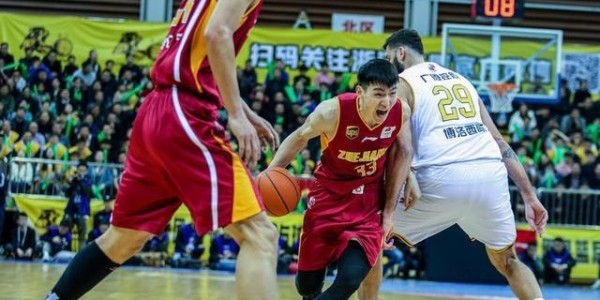  广州龙狮防守反击，爆冷击败浙江广厦队