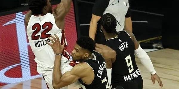  CBA焦点战上演精彩攻防对决