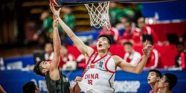  篮坛新星闪耀赛场展非凡实力