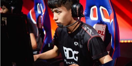  草根选手逆袭之路震撼电竞圈层