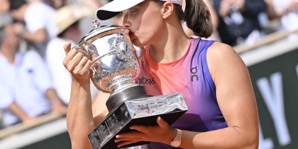  斯维亚特克卫冕成功，法网女单三连冠