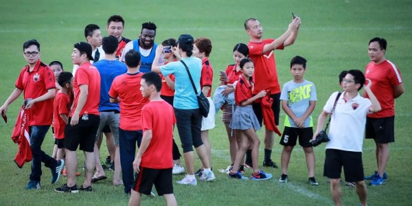  赛前训练开放日，球迷零距离接触球星