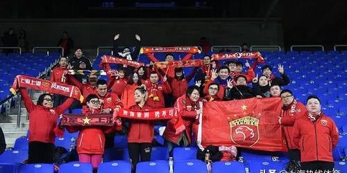  主场氛围助力腾飞，球迷助威声震屋瓦