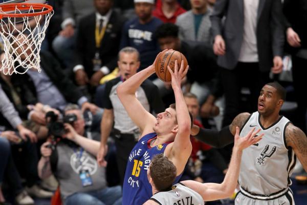  NBA常规赛，约基奇三双助掘金轻取马刺