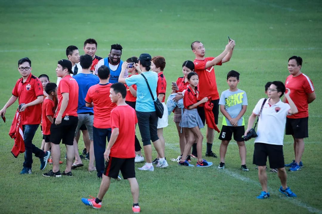  赛前训练开放日，球迷零距离接触球星