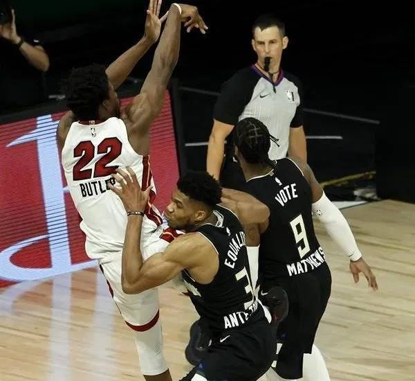  CBA焦点战上演精彩攻防对决