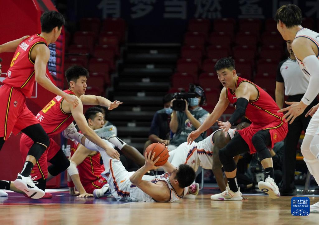  深圳马可波罗加时惜败于上海久事男篮